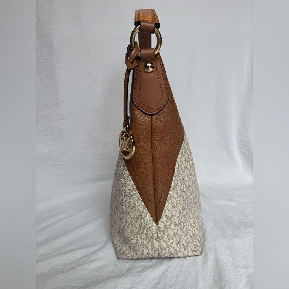 Michael Kors Aria Large Shoulder Bag Signature Logo Vanilla / Acorn - Picture 2 of 7